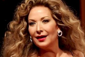 بعد انتشار صورتها بالحجاب.. أول تعليق للنجمة السورية رغدة على "اعتزالها الفن" (صورة)