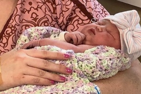 صدفة لا تنسى.. سيدة تنجب طفلة في الغرفة 2 بتاريخ 2/22/22 الساعة 2:22 .. (صور)