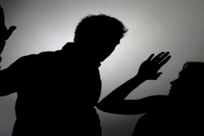 عريس غاضب يصفع عروسه خلال حفل الزفاف وسط صدمة الحاضرين.. فيديو