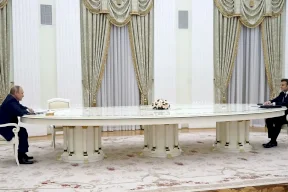 سر الطاولة الطويلة ينكشف.. ما الأمر الذي رفضه ماكرون قبل لقاء بوتين؟