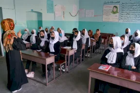طالبان فتحت مدارس الفتيات الثانوية لساعات ثم "حدثت المفاجأة"