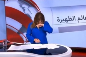 فيديو- مذيعة أخبار تدخل في نوبة ضحك على الهواء وهكذا بررت فعلتها!