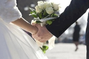 حادثة غريبة.. بعد ساعات من زفافهما انتحار عروسين من بلكونة شقتهما!