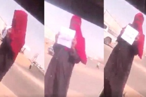 تصرف غريب من شابة سودانية يثير الجدل.. وقفت بالشارع وهذا ما حملته!