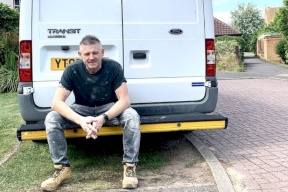 سباك بريطاني.. سُمع وهو يغني بمنزل أحد زبائنه فكانت بداية صفقاته العالمية