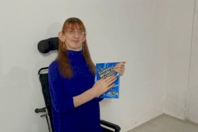 أطول امرأة بالعالم تسجل 3 أرقام قياسية جديدة في "غينيس": طول أصابعها 11 سنتيمتراً!