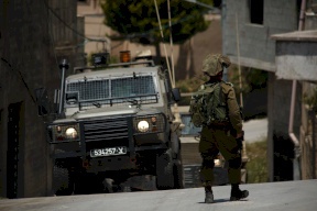 صورة- تل أبيب: اعتقلنا مطلوباً وصادرنا سلاحاً وأموالاً من يعبد