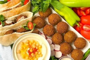 "فول وطعمية وبيض".. فاتورة سحور تثير جدلا في مصر وصاحبها يكشف السبب! (صورة)