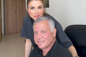 الملكة رانيا تهنئ الملك عبد الله بسلامته عبر صورة تجمعهما 