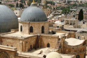 لجنة المتابعة: حصار الاحتلال لكنيسة القيامة يثبت استهداف الكل الفلسطيني