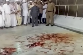 شاهد- ما حقيقة فيديو "خروج الدم من الأرض" بجوار الكعبة؟