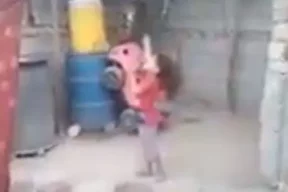 شاهد| مازحها بطلقة.. فيديو لقناص حاول اغتيال ابنته يهز العراق