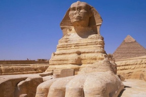 تمثال "أبو الهول" يثير ضجة في مصر بعد انتشار فيديو له "نائما".. ما القصة؟