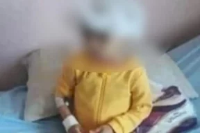 شاهد| رُبطت بحبل ورُميت خارجاً.. فيديو مأساوي لطفلة يفطر قلوب السوريين