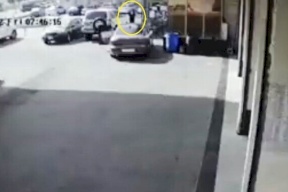 في عملية شبيهة بأفلام هوليود.. شاب سعودي يحبط سرقة سيارته في الرياض (فيديو)