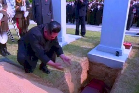 شاهد أغرب فيديو لزعيم كوريا الشمالية وهو متأثر بجنازة أحد العسكريين!