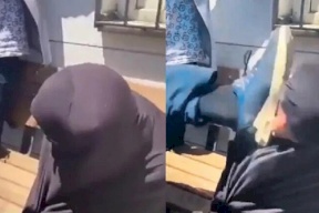 تركي يركل مسنة سورية على وجهها بوحشية.. والسلطات تعتذر! (فيديو)