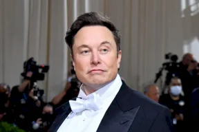 إيلون ماسك يمنع موظفي "تسلا" من العمل عن بعد
