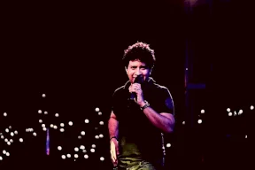 شاهد لحظاته الأخيرة على المسرح.. وفاة مغنٍّ هندي شهير خلال حفل