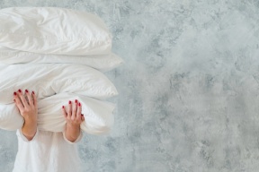 أمريكية تعثر على أموال في وسادة حصلت عليها مجاناً 