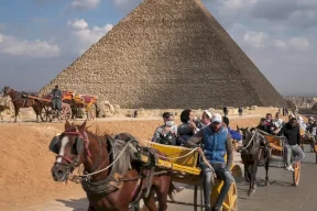 شاهد| فيديو جديد يغضب المصريين..تحرش جماعي بسائحات في الأهرامات