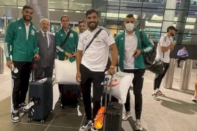 الفريق الوطني الجزائري لكرة القدم يصل مطار حمد الدولي في الدوحة