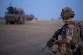فرنسا تعلن سحب قواتها من مالي نهاية الصيف