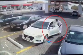 لص انتظر اللحظة المناسبة ليسرق سيارة بعد "خطأ" ساذج (فيديو)