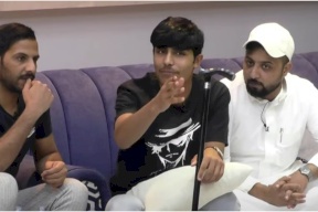 متسابق سعودي يقطع اتصال والدته على الهواء لأن صوتها "عورة"! (فيديو)