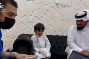 ردة فعل مؤثرة لطفل سعودي يسمع لأول مرة (فيديو)