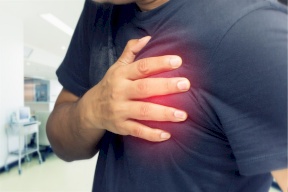 طبيب قلب يكشف الأسباب الشائعة لألم الصدر