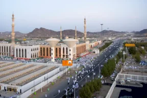 حجاج بيت الله يتوافدون إلى صعيد عرفات