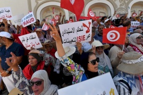 قبيل الاستفتاء...مظاهرة بالعاصمة التونسية رفضاً للدستور الجديد