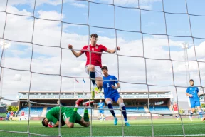 فيديو للاعب يُنقذ زميله من الموت خلال مباراة.. بلع لسانه فجأة!