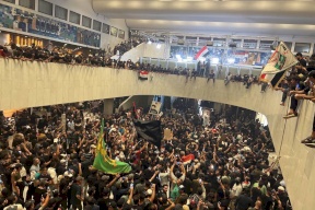 متظاهرون عراقيون يقتحمون مبنى البرلمان في المنطقة الخضراء ببغداد