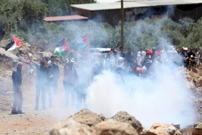 97 إصابة إثر قمع الاحتلال لمسيرة مناهضة للاستيطان في بيت دجن