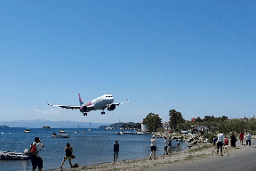 بالفيديو: طائرة ضخمة كادت أن تطيح برؤوس مستجمين على الشاطئ