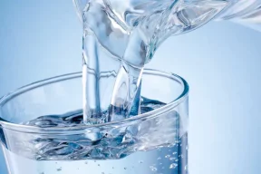 طبيب ينصح بشرب كمية أكبر من الماء للتقليل من كثافة الدم!