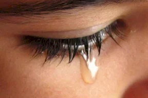 Do You Know How to Comfort Someone Who is Crying? Here's What to Say and Do in Tough Moments