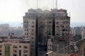 كم عدد القنابل التي استهدفت برج فلسطين لاغتيال القيادي تيسر الجعبري؟