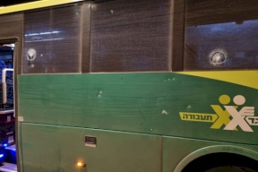 الاحتلال يزعم اعتقال اثنين من مطلقي النار على حافلة المستوطنين بسلواد