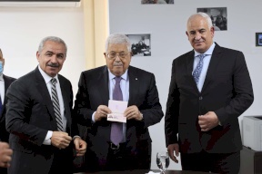 الرئيس يتسلم أول نسخة من جواز السفر الفلسطيني البيومتري