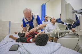 بالصور| وفد طبي أمريكي متخصص يجري جراحات قلب لأطفال مرضى في غزة