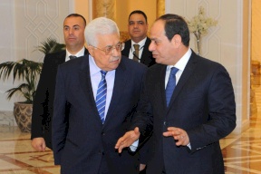 الرئيس عباس يصل القاهرة ولقاء قمة سيجمعه مع السيسي غداً 