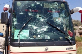 إصابة مستوطن بعد رشق مركبته بالحجارة على طريق "غوش عتصيون"