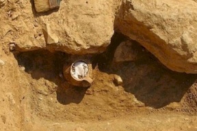 أردني يعثر على جرة أثرية في عجلون.. والسلطات تكشف ماذا وجدت بداخلها! 