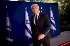 قناة إسرائيلية: لابيد يتحدث هاتفيا مع وزير الخارجية القطري