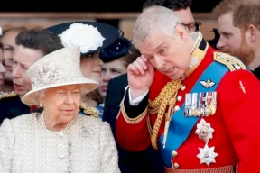 نجل الملكة إليزابيث يتعرض لهجوم أثناء جنازة والدته.. ما السبب؟ (فيديو)