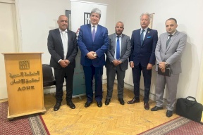 رئيس هيئة مقاومة الجدار والاستيطان يلتقي برئيس المنظمة العربية لحقوق الإنسان