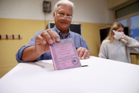 الإيطاليون يبدؤون التصويت في انتخابات يتصدرها اليمين المتطرف